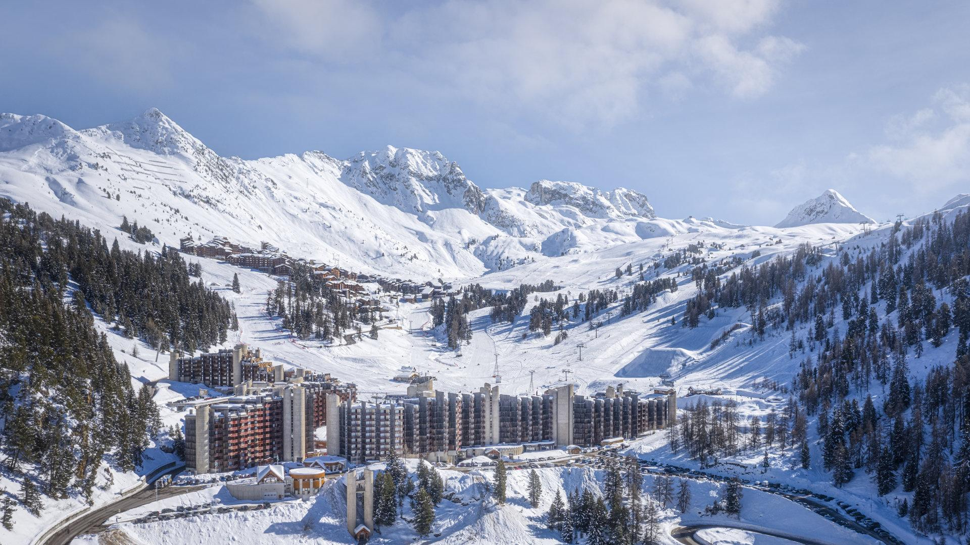 Vue aérienne de la station de La Plagne et de ses pistes enneigées
