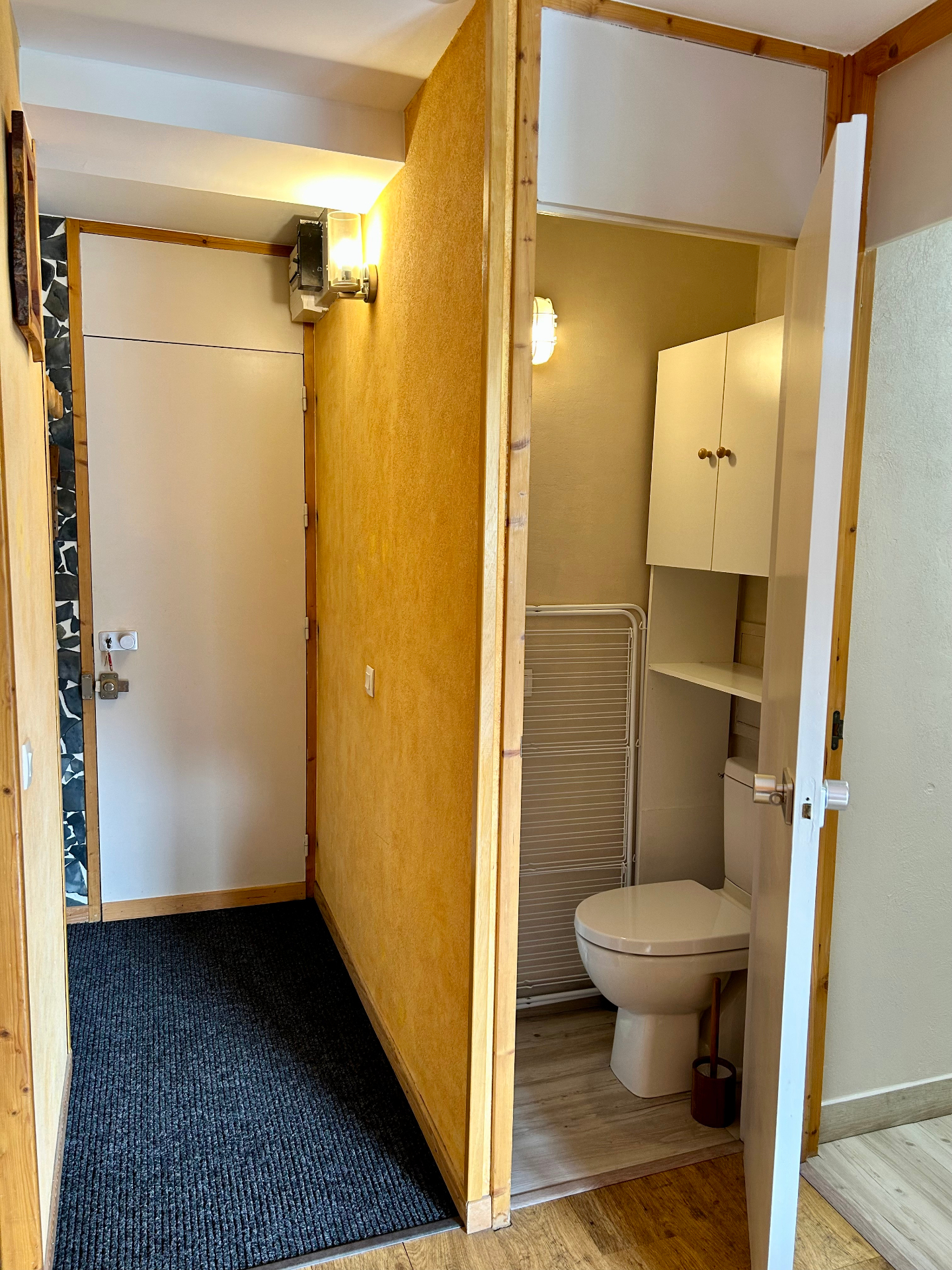 Entrée de l'appartement et WC séparé