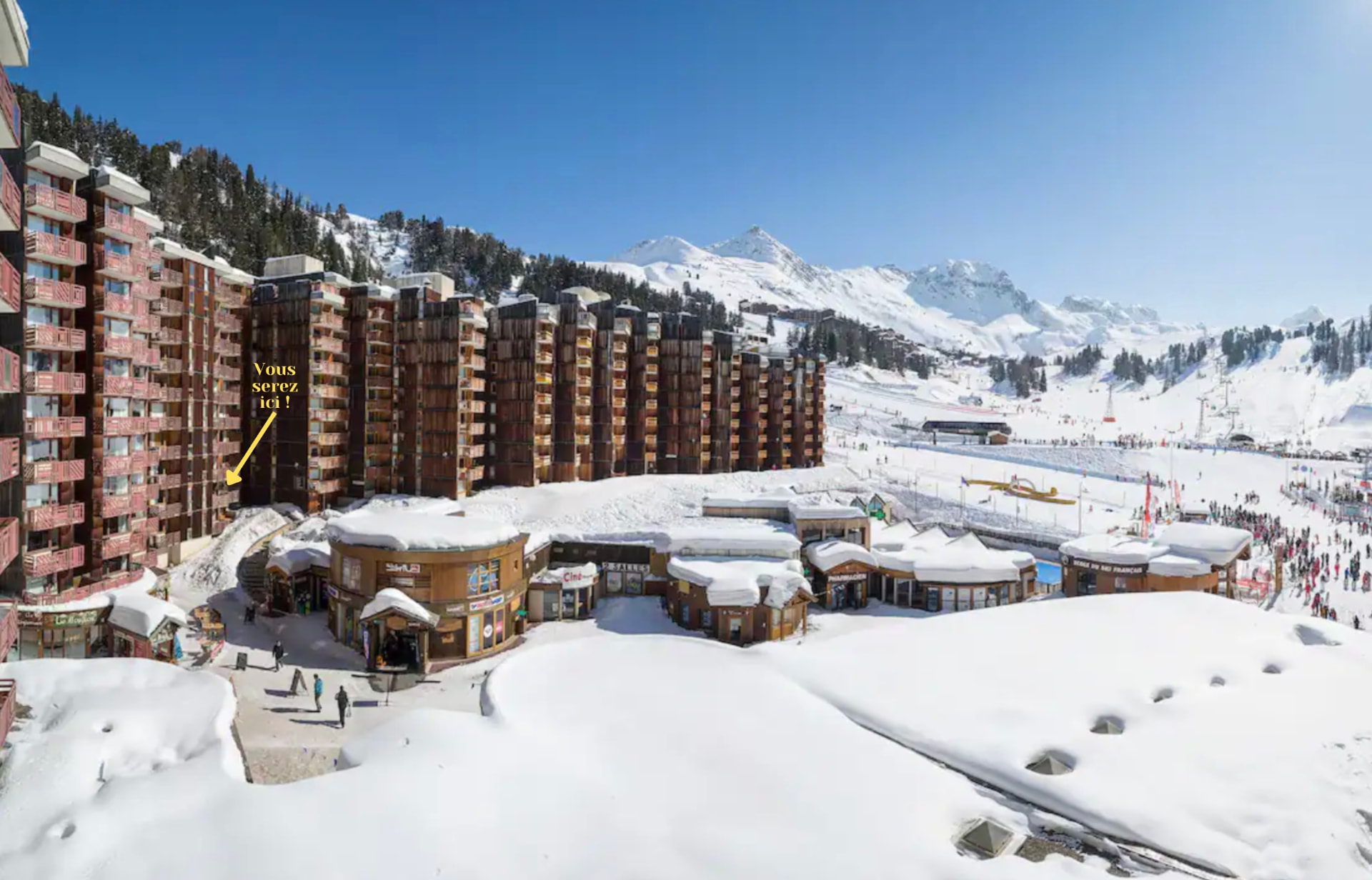 Vue aérienne du front de neige avec une flèche indiquant l'appartement